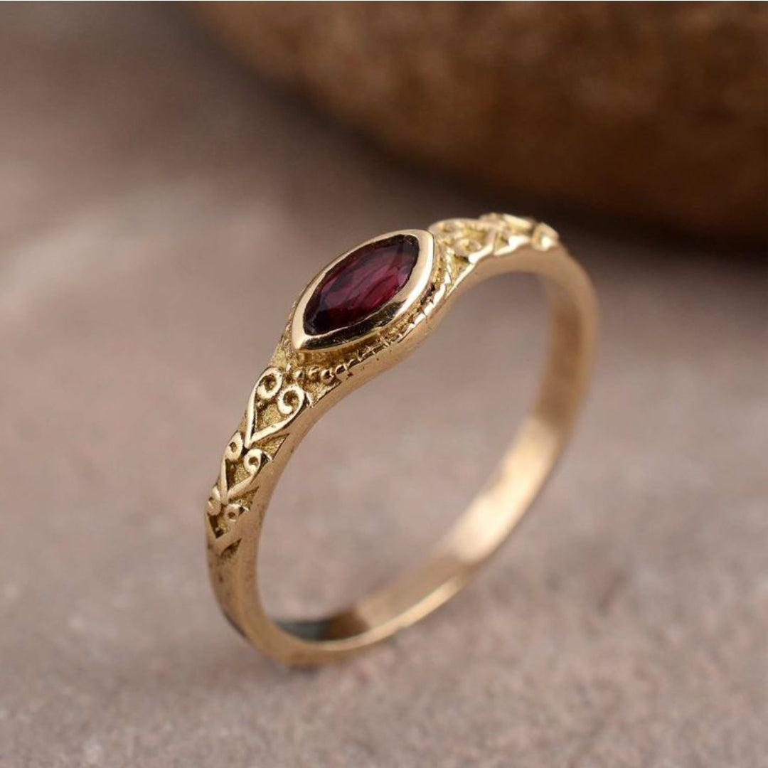 Bague vintage dorée avec cristal rouge