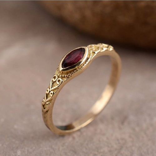 Bague vintage dorée avec cristal rouge