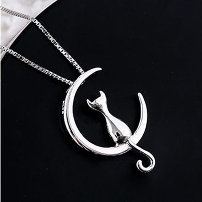 Collier élégant avec croissant de lune et chat