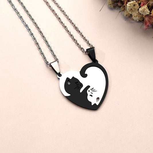 Collier avec chat noir et blanc yin yang